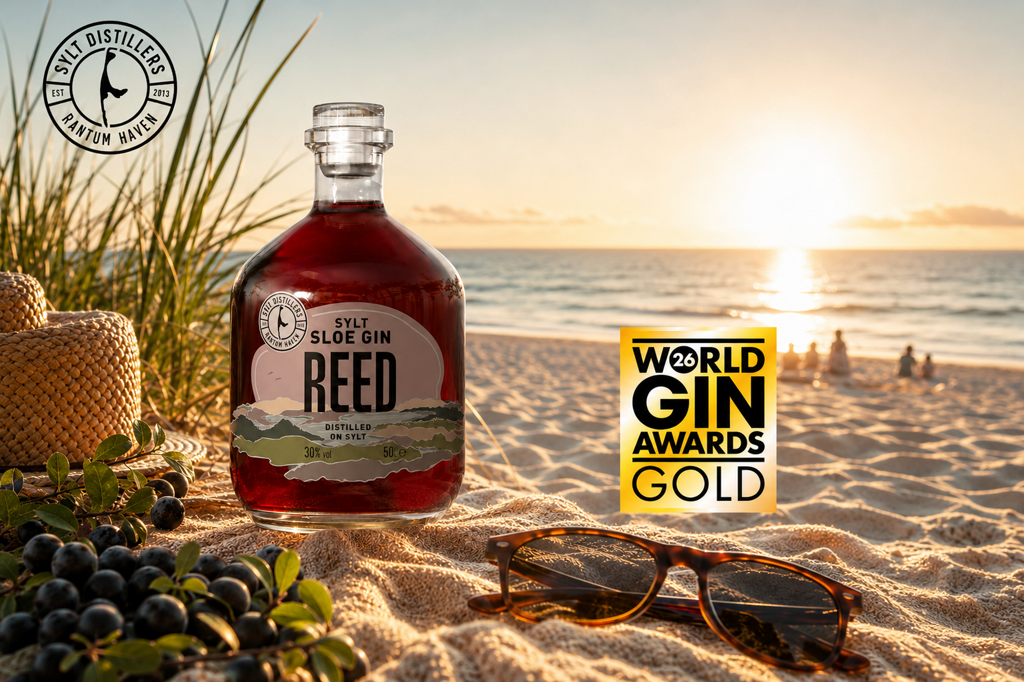 Sylter REED Sloe Gin mit Gold-Siegel der World Gin Awards 2026 am Strand