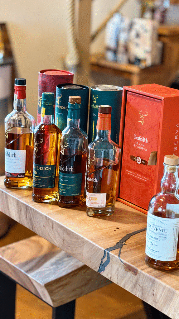 Auswahl verschiedener Whiskyabfüllungen beim Whisky Summer 2026 auf Sylt