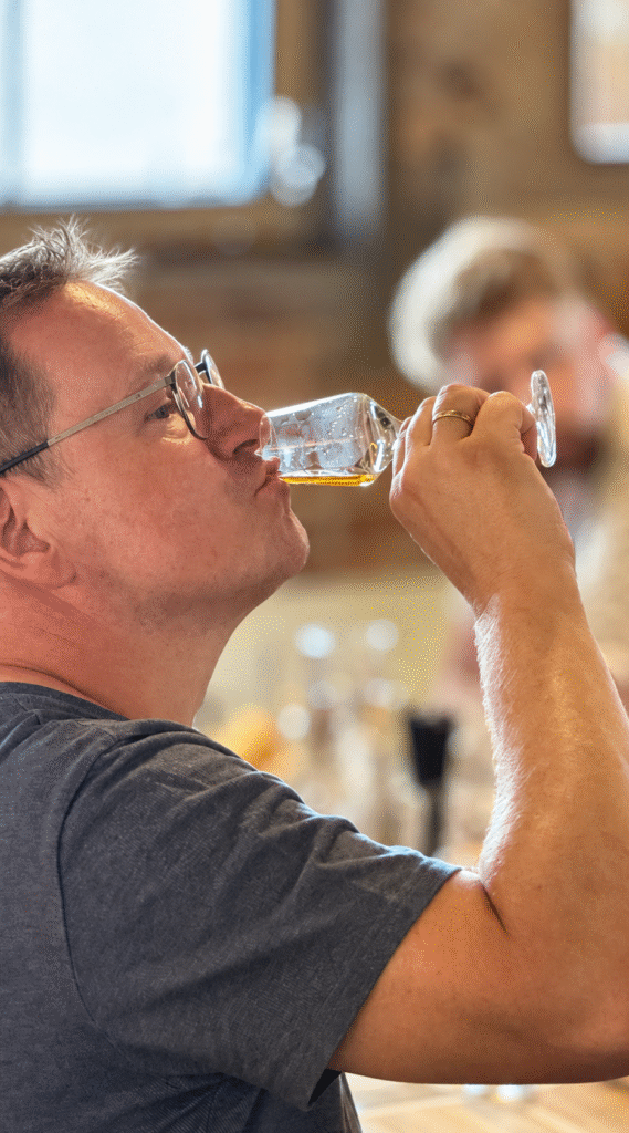 Gast verkostet Whisky bei einem Tasting im Kontor von Sylt Distillers